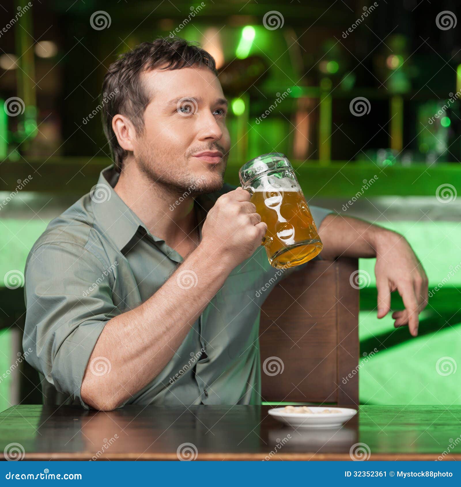 喝啤酒的男人和女人插画图片素材_ID:348391608-Veer图库