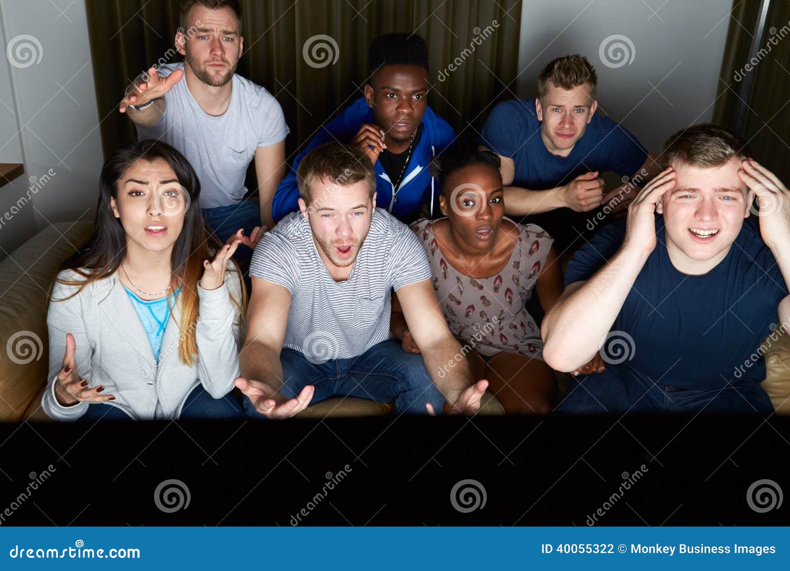 在家看电视的小组朋友一起坐看起来的沙发失望.