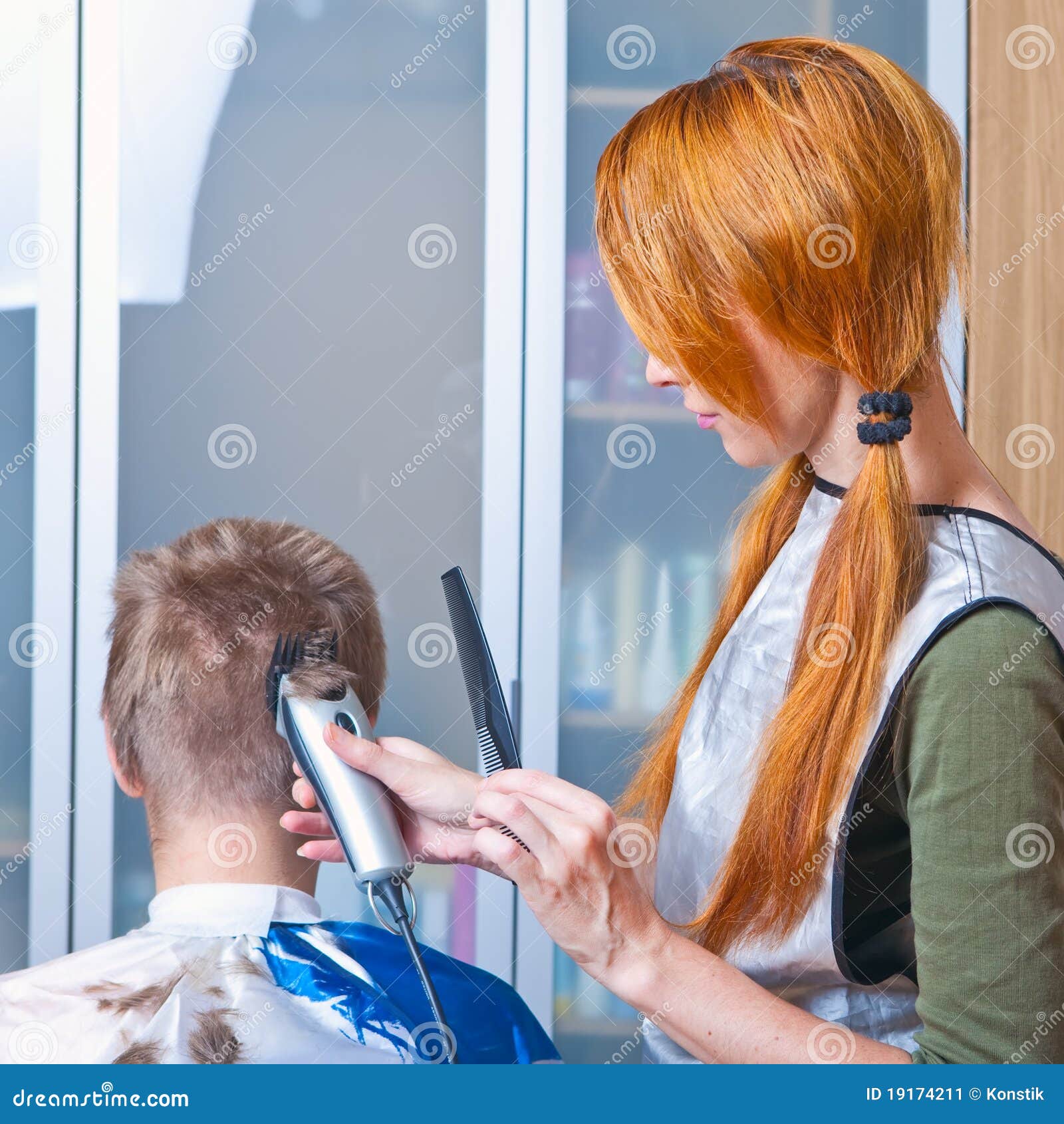 在白色隔绝的年轻美丽的妇女美发师 库存图片. 图片 包括有 有吸引力的, 现有量, 白种人, 沙龙, 发型 - 54404291