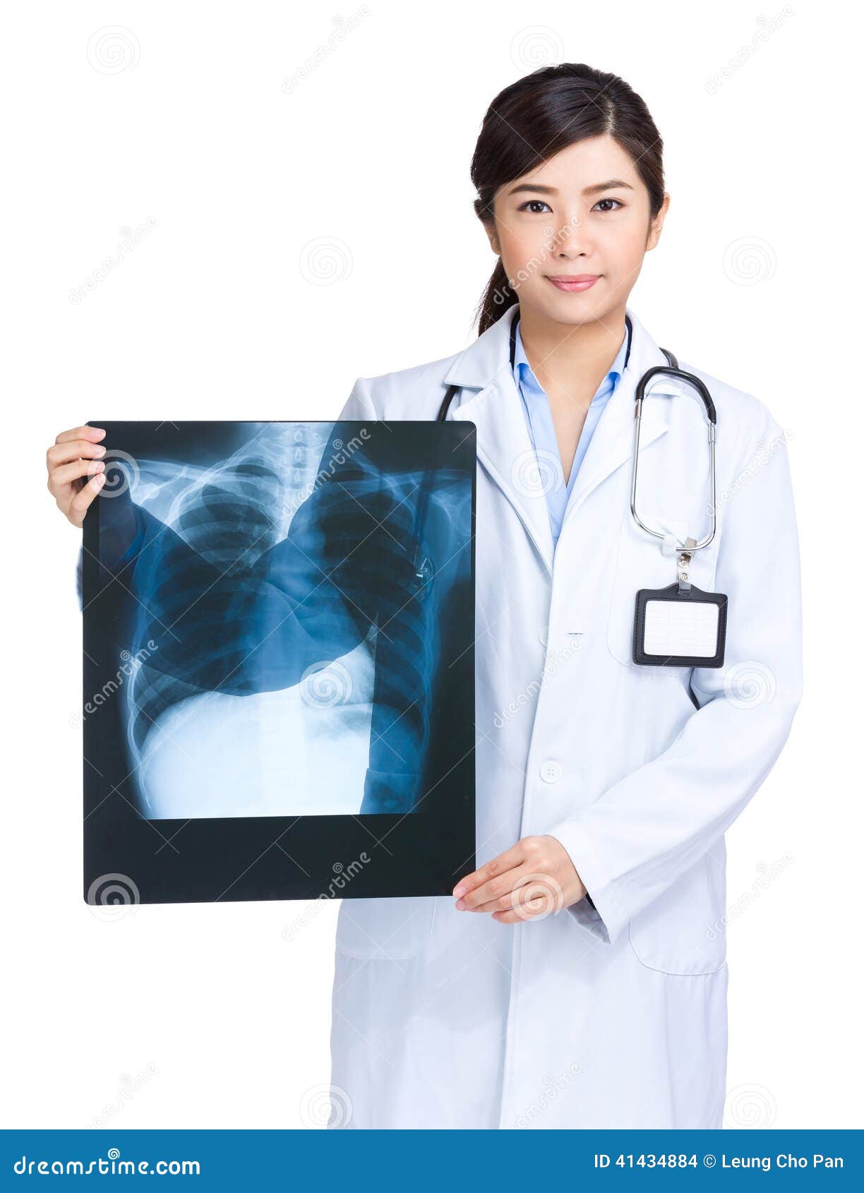 在白色隔绝的女性医生举行胸部x光.