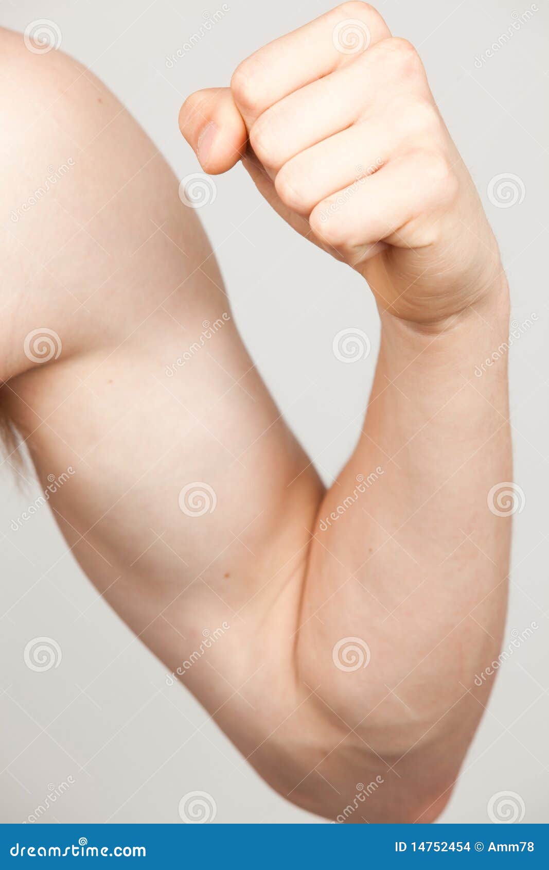 武装拳头现有量人力做的男性肩膀.