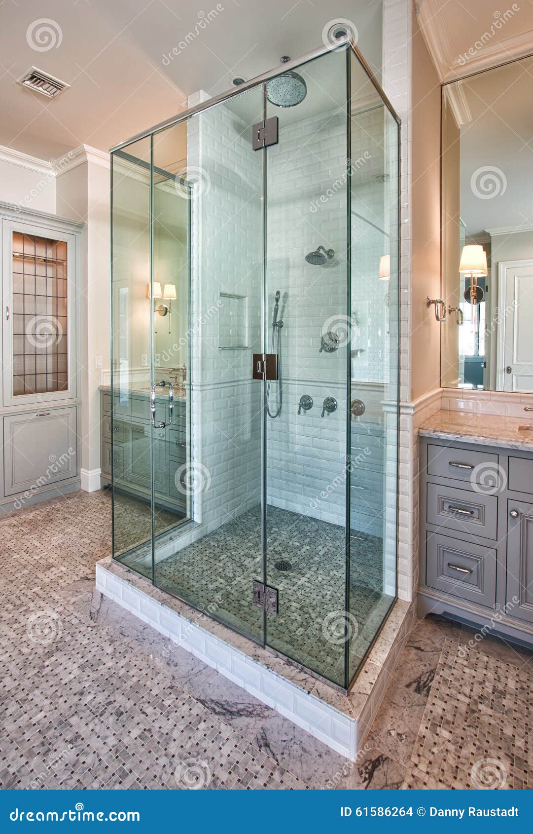 巨大的现代玻璃卫生间阵雨在新的房子.