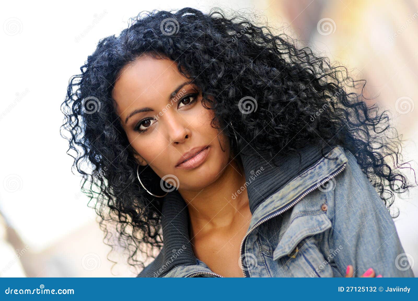 小非洲女孩侧视图有非洲的发型的 库存图片. 图片 包括有 子项, 查出, 发型, 种族, 女性, 幸福, 女孩 - 63504721