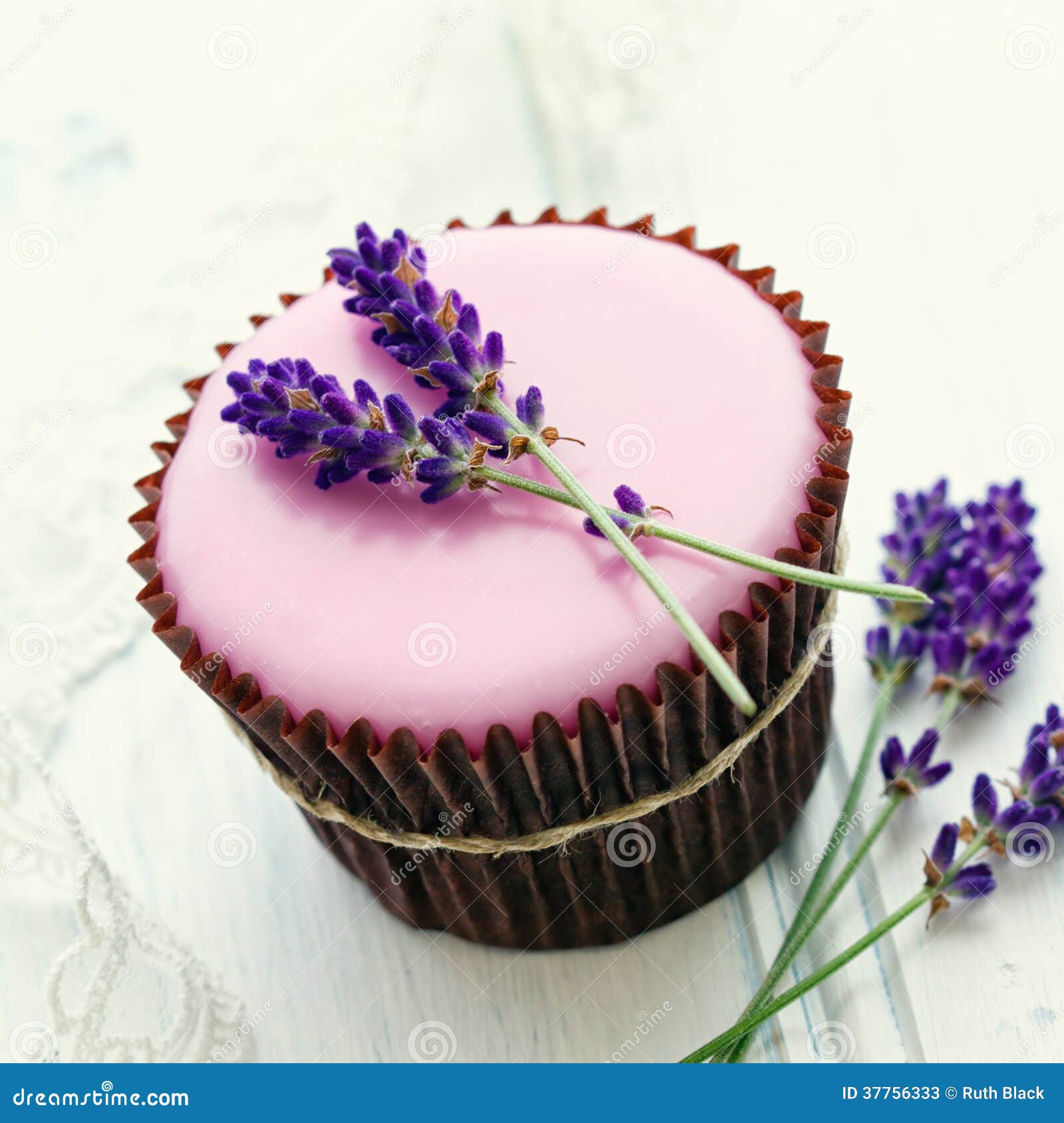 紫色玫瑰草莓奶油蛋糕 by Joy廚房煮食 - 愛料理