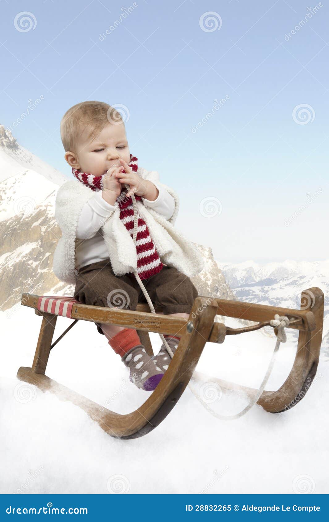 爬犁的愉快的孩子在冬天 库存图片. 图片 包括有 冬天, 人员, 假期, 行程, 女孩, 旅途, 子项, 微笑 - 49954989