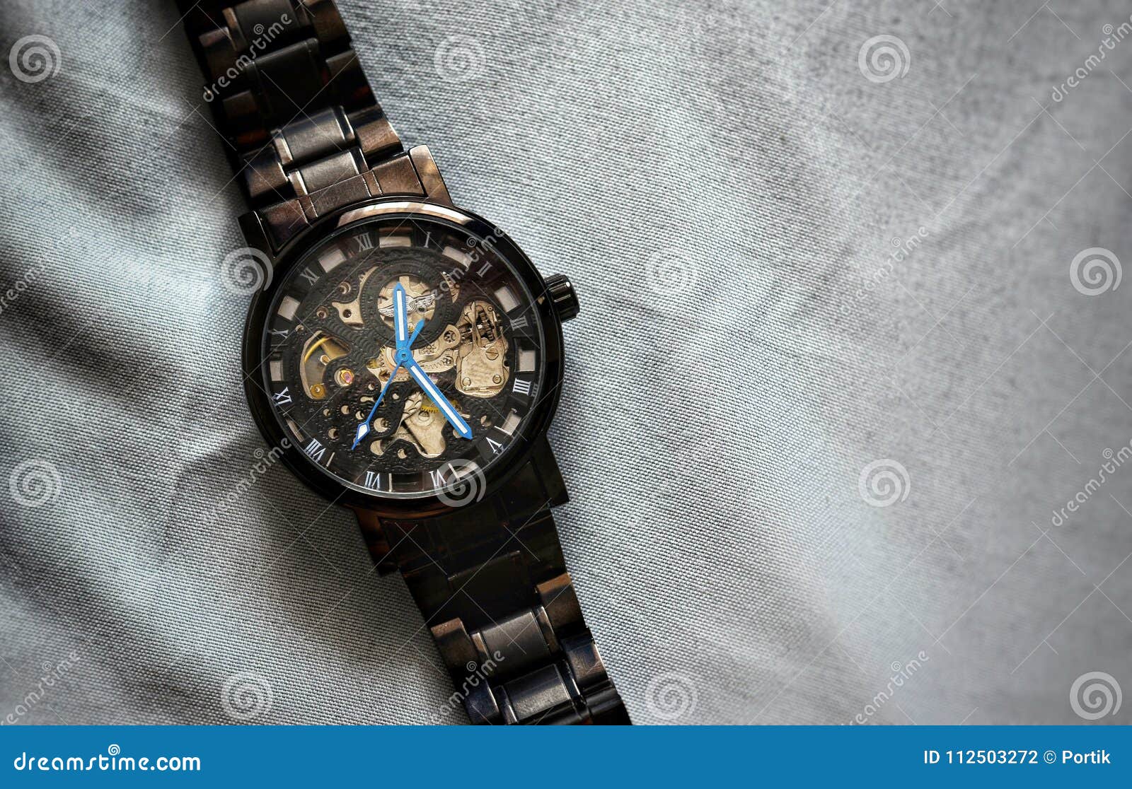 download 详细的看法手表白色背景 库存照片.