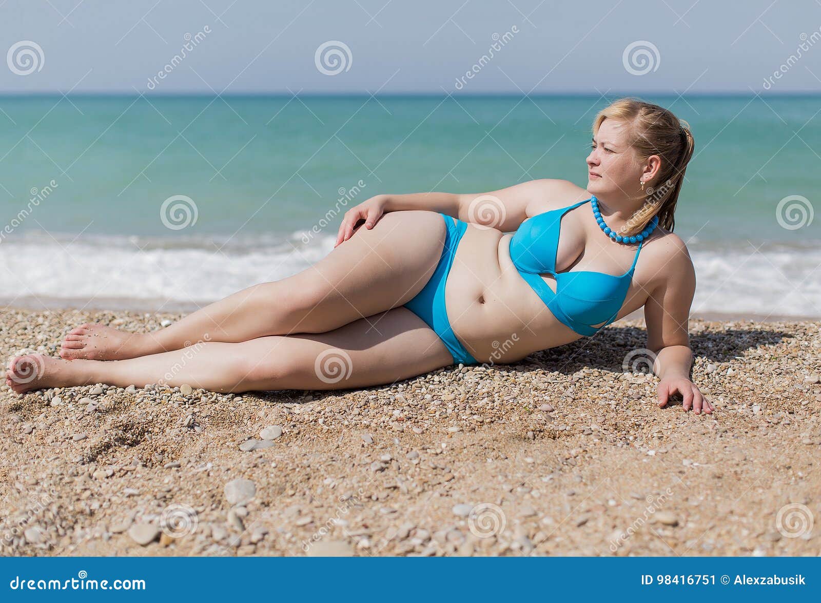说谎在小卵石的蓝色比基尼泳装的成人肥满妇女 库存图片 图片 包括有 展望期 阴物 肥胖 火箭筒 臀部 98416751