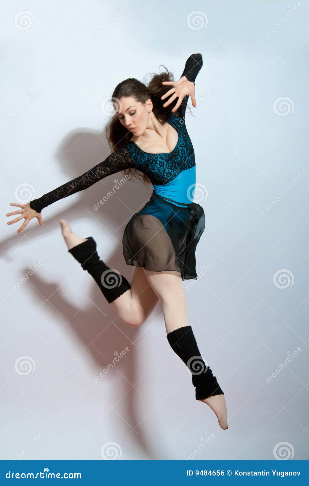 跳舞舞女现代好的年轻人.