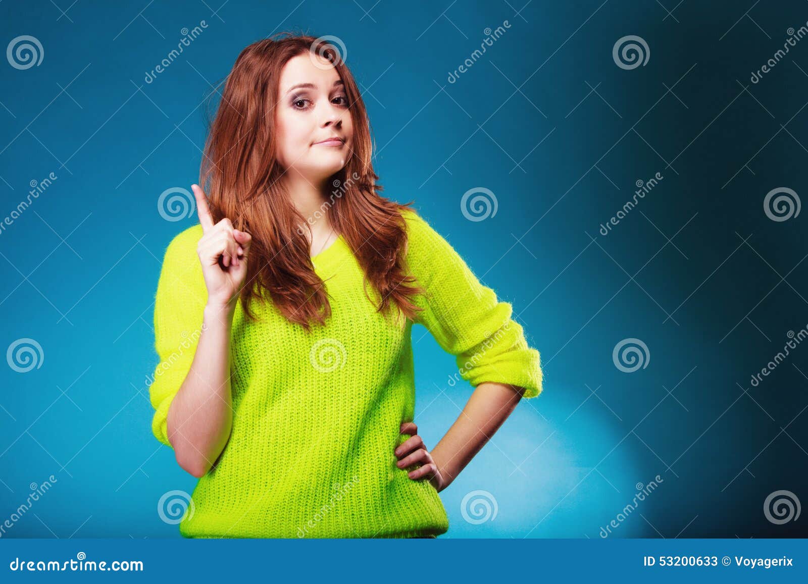 震动的妇女摇摆她手指女孩责骂