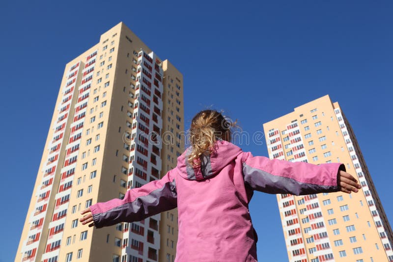 жилье обеспечивает человеку. счастливая семья в доме. ипотека. ипотека новостройка. жилье обеспечивает человеку.