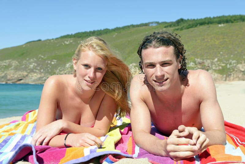 Мужчина и женщина на море. Пляж семейные пары видео. Пляж семейные пары видео. Семейные пары на пляже. Семейная пара в купальниках на пляже.