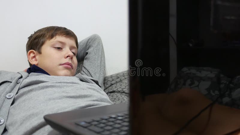 Порно Подросток Дрочит