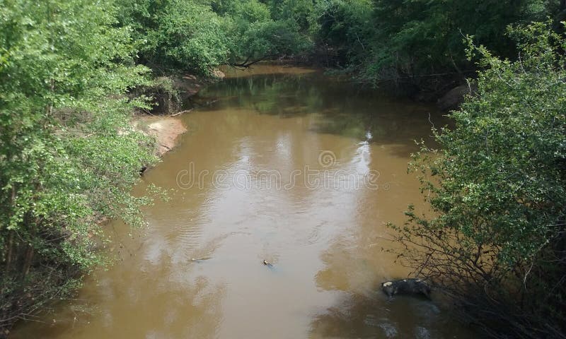 Águas barrentas em uma lagoa de decantação resíduos tóxicos de uma mina de  cobre decaindo em uma bacia de decantação