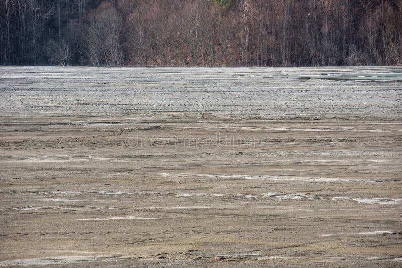 Águas barrentas em uma lagoa de decantação resíduos tóxicos de uma mina de  cobre decaindo em uma bacia de decantação