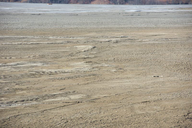 Águas barrentas em uma lagoa de decantação resíduos tóxicos de uma mina de  cobre decaindo em uma bacia de decantação