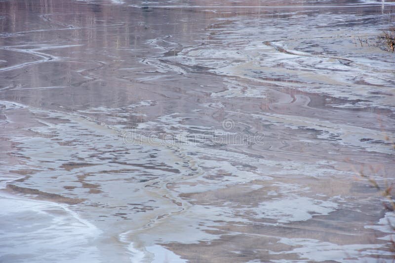 Águas barrentas em uma lagoa de decantação resíduos tóxicos de uma mina de  cobre decaindo em uma bacia de decantação