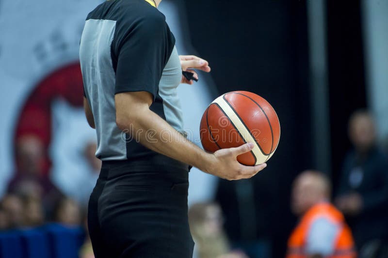 Foto de Árbitro De Basquete Segurando Uma Bola Num Jogo De Basquetebol  Durante Um Tempo Limite e mais fotos de stock de Basquete - iStock