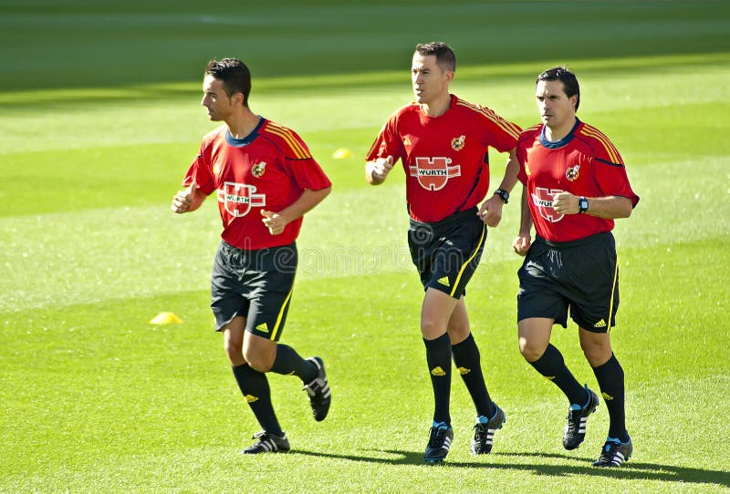 Dois Jogadores Adversários Dão Um Aperto De Mão No Final Do Jogo Foto  Royalty Free, Gravuras, Imagens e Banco de fotografias. Image 190085175