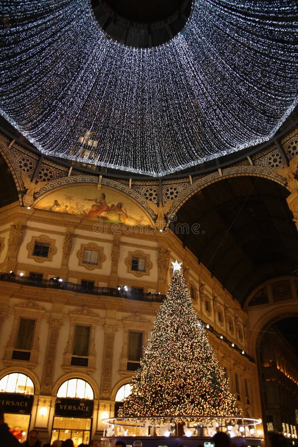 Árbol 2018 De Milan Galleria Vittorio Emanuele II Swarovski De La Navidad  Foto editorial - Imagen de color, arco: 135545966