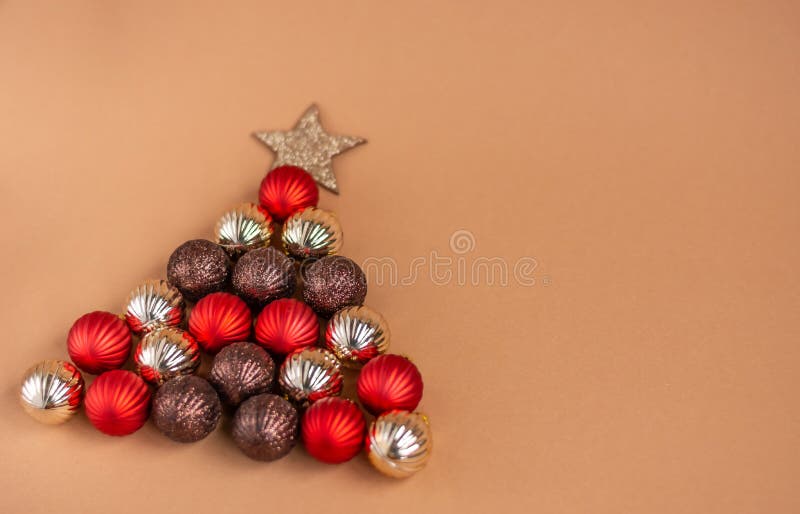 Árbol De Navidad De Bolas Rojas, Plateadas Y Marrones Sobre Fondo Beige  Concepto De Navidad Creativa Imagen de archivo - Imagen de diciembre,  vacaciones: 163099395