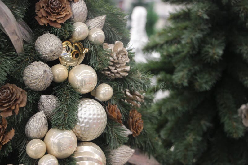 árbol De Navidad Decorado Con Bolas De Navidad Doradas Y Plateadas Imagen  de archivo - Imagen de interior, adorne: 202649657