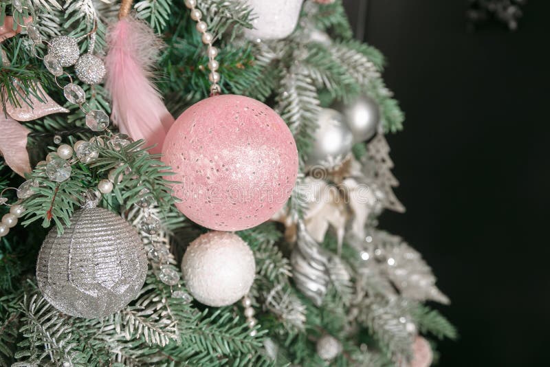 Árbol De Navidad Decorado Con Juguetes En Color Plata Y Rosa En Ella Vemos Globos Con Cintas Foto de archivo - Imagen de casero, festivo: 165139702 Árbol De Navidad Decorado Con Juguetes En Color Plata Y Rosa En Ella Vemos Globos Con Cintas Foto De Archivo - Imagen De Casero, Festivo: 165139702