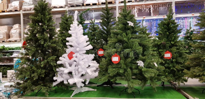 Árboles De Navidad Artificiales En La Tienda En Venta Imagen de archivo  editorial - Imagen de comercio, interior: 134483589