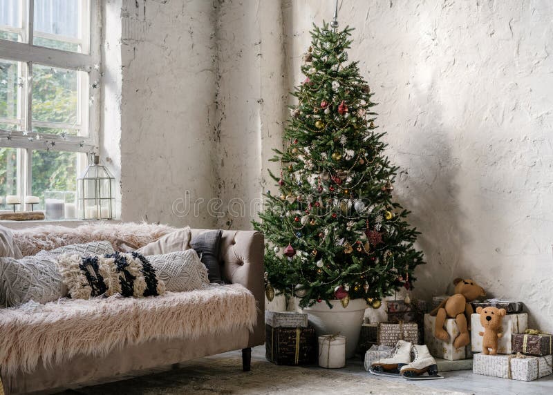 Árvore de natal com neve branca com decoração de presentes no interior da  casa de ano novo