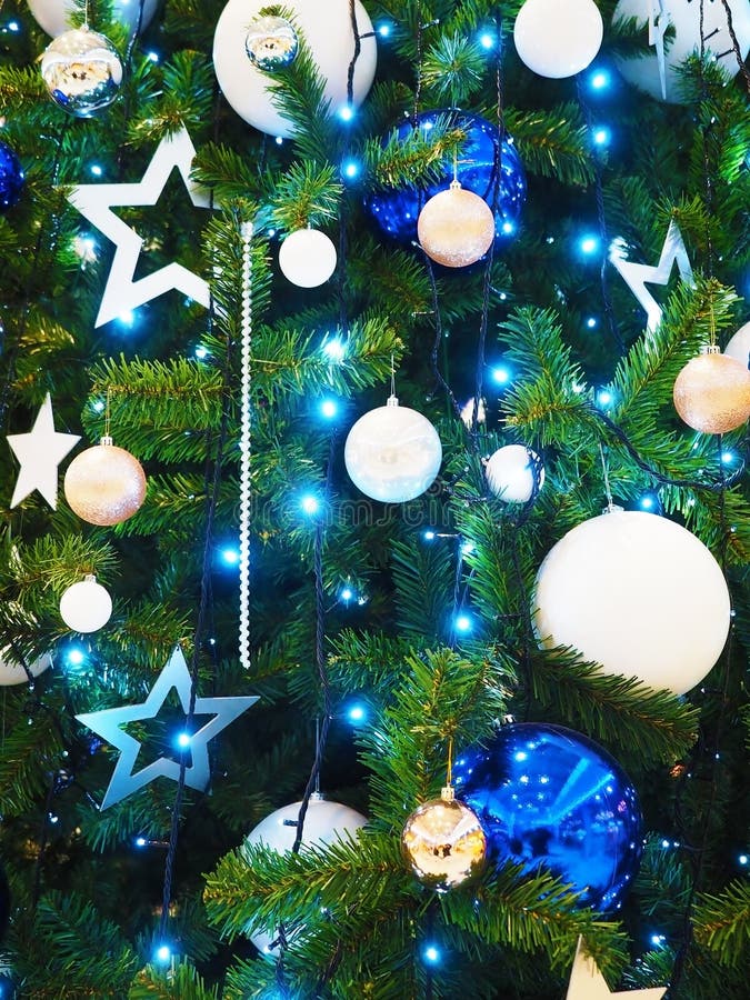 A árvore De Natal Brilhando é Decorada Com Bolas E Estrelas. Foto De Tela Inteira Imagem de Stock - Imagem de inverno, brilhante: 223262577 A árvore De Natal Brilhando é Decorada Com Bolas E Estrelas. Foto De Tela Inteira Imagem de Stock - Imagem de inverno, brilhante: 223262577