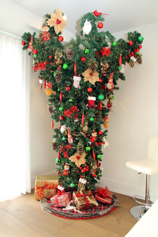 Árvore De Natal De Cabeça Para Baixo Imagem de Stock - Imagem de natal,  barulho: 131927917
