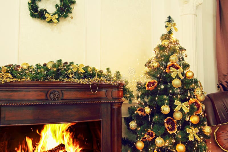 Árvore De Natal Com Decoração De Natal Dourada Perto De Lareira Imagem de  Stock - Imagem de xmas, pinho: 167912569