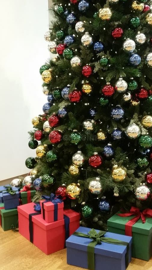 Árvore De Natal Com Muitas Bolas Diferentemente Coloridas Do Natal Imagem de  Stock - Imagem de festividade, presente: 105727917