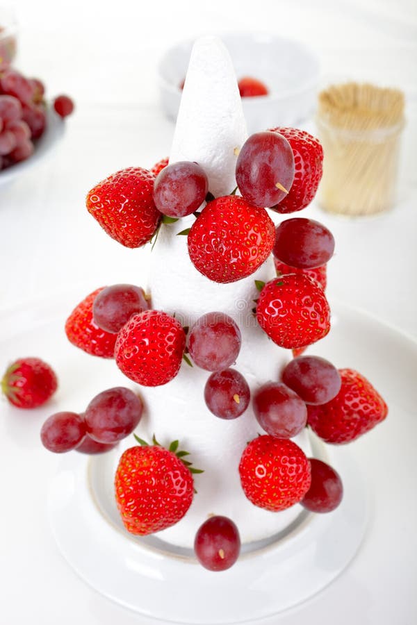 Árvore De Natal Da Fruta Comestível, Etapa 2 Foto de Stock - Imagem de morango, lanche: 26103066 Árvore De Natal Da Fruta Comestível, Etapa 2 Foto de Stock - Imagem de morango, lanche: 26103066