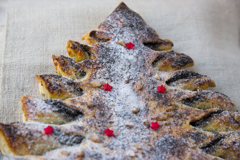 Árvore De Natal Da Massa Folhada Com Papoila Imagem de Stock - Imagem de presente, biscoito: 83349829 Árvore De Natal Da Massa Folhada Com Papoila Imagem de Stock - Imagem de presente, biscoito: 83349829