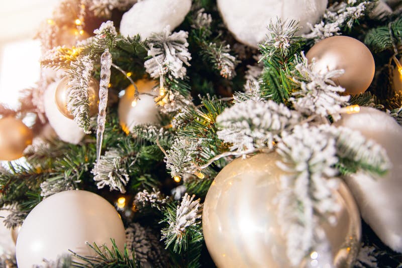 árvore De Natal Decorada, Coloração Branca E Dourada, Armada De Brinquedos E  Decoração Foto de Stock - Imagem de luzes, caramelo: 196293012