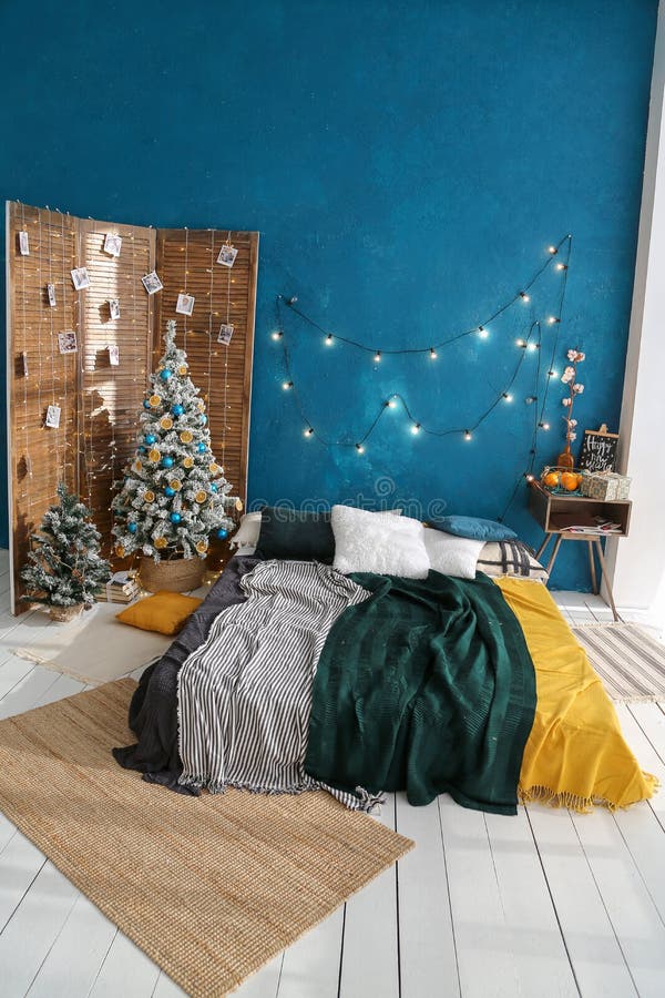 Árvore De Natal Decorada Com Bolas Azuis E Laranjas Secas Madeira No  Interior Com Tela, Chão Leve E Parede Azul Imagem de Stock - Imagem de  cama, assoalho: 165741513
