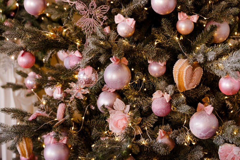 Árvore De Natal Decorada Com Bolas E Rosas Cor-de-rosa Imagem de Stock -  Imagem de roxo, alegre: 162555781