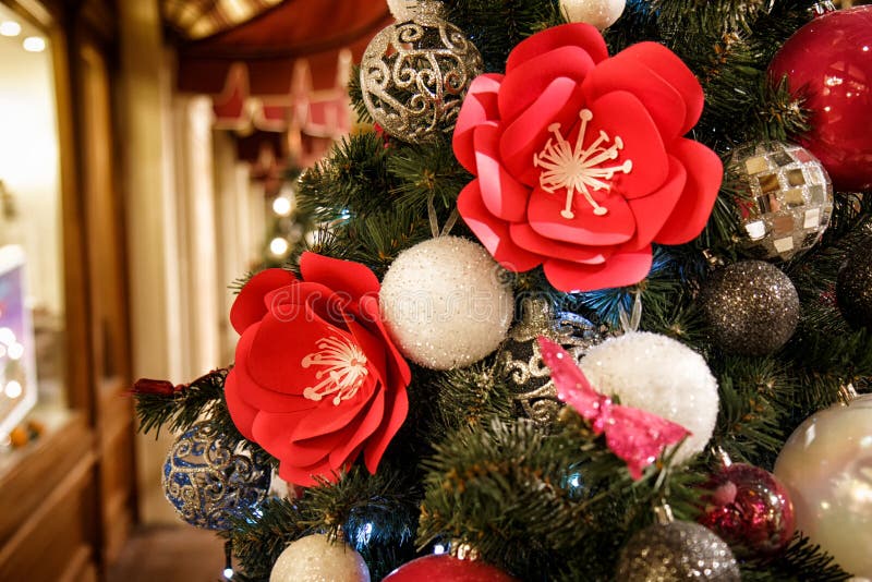 Árvore De Natal Decorada Com Flores E As Bolas Vermelhas Do Natal Imagem de  Stock - Imagem de flores, geada: 82576195
