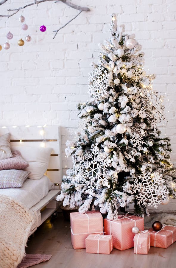 Bela Árvore Natal Decorada Com Flocos Neve Bolas Quarto Close fotos,  imagens de © serezniy #535032414