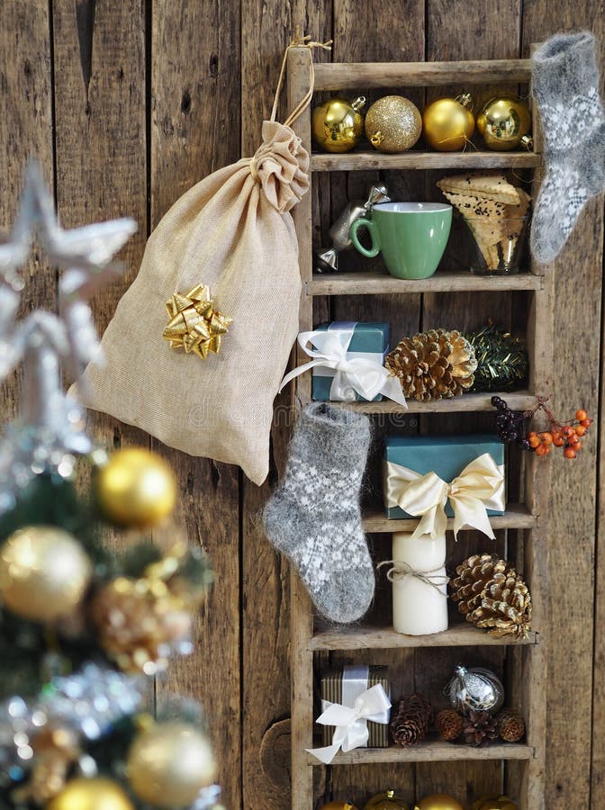 árvore De Natal Decorada Em Estilo Verde-amarelo Contra O Fundo De Uma Velha Prateleira De Madeira Com Bolas De Decoração De Natal Imagem de Stock - Imagem de meias, casa: 205221819 árvore De Natal Decorada Em Estilo Verde-amarelo Contra O Fundo De Uma Velha Prateleira De Madeira Com Bolas De Decoração De Natal Imagem de Stock - Imagem de meias, casa: 205221819