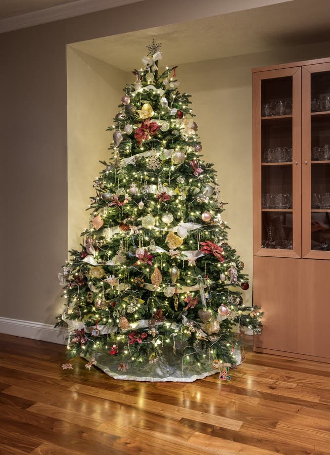 árvore De Natal Decorada De Forma Decorada No Canto De Uma Sala De Família  Moderna Imagem de Stock - Imagem de dezembro, bausolas: 203989203