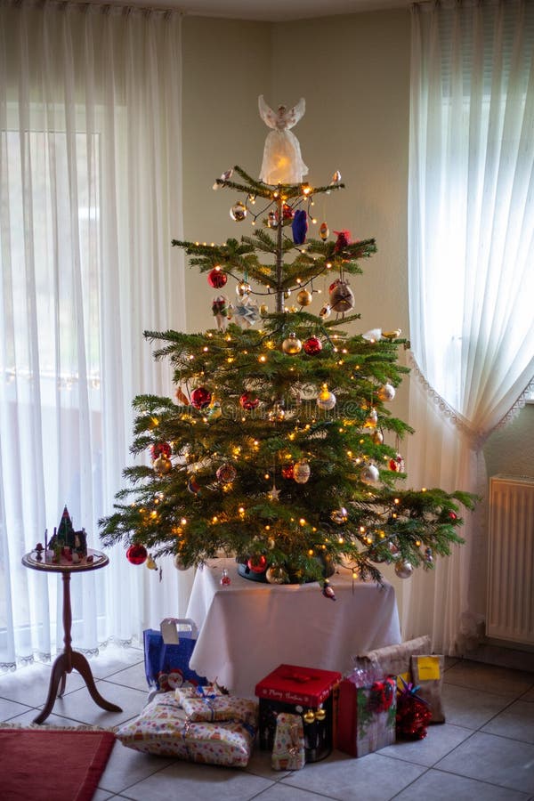 Árvore De Natal Decorada Na Casa De Vovó Imagem de Stock - Imagem de bonito, anjo: 168087081 Árvore De Natal Decorada Na Casa De Vovó Imagem de Stock - Imagem de bonito, anjo: 168087081