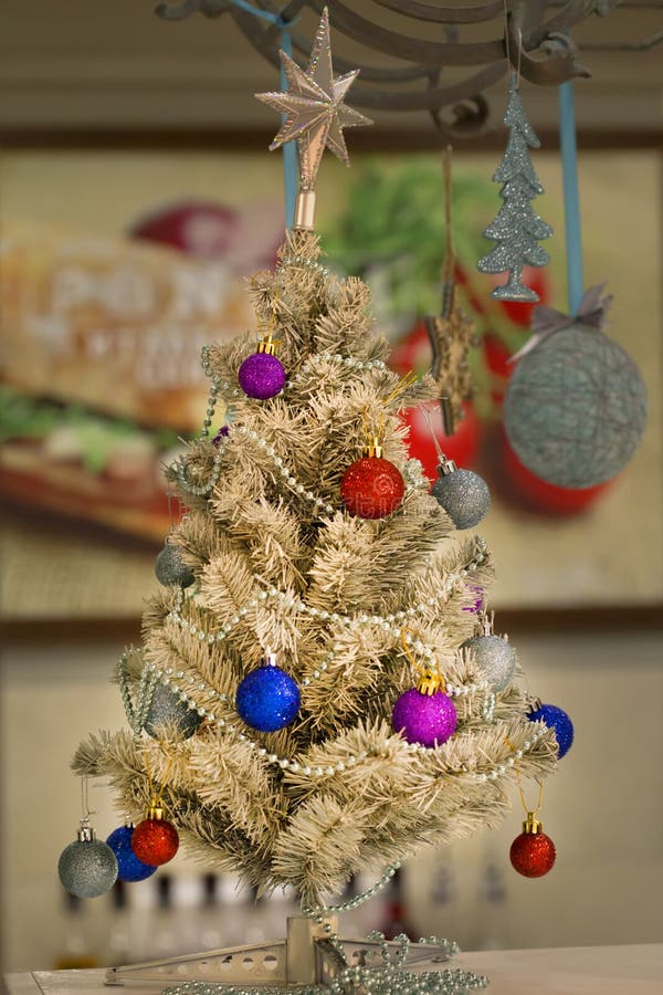 Árvore De Natal Dourada Pequena Com Bolas E Estrela Na Parte Superior  Imagem de Stock - Imagem de curva, estrela: 106347515