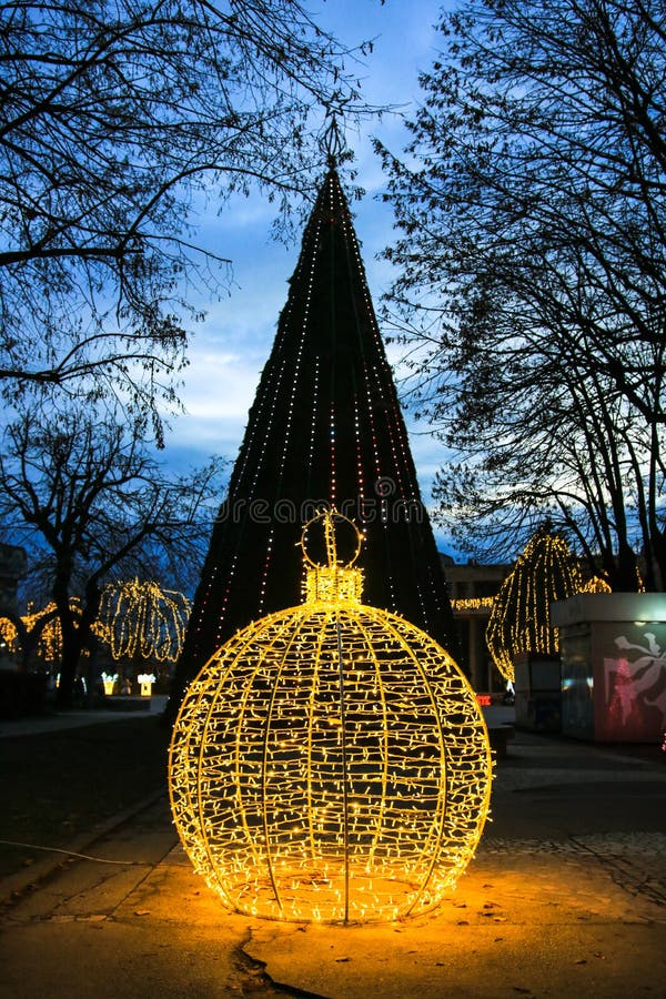Árvore De Natal E Luzes No Mercado De Férias De Inverno Em Targoviste Pessoas Celebrando O Natal Ao Ar Livre Na Praça Da Cidade D Foto de Stock Editorial - Imagem de Árvore De Natal E Luzes No Mercado De Férias De Inverno Em Targoviste Pessoas Celebrando O Natal Ao Ar Livre Na Praça Da Cidade D Foto de Stock Editorial - Imagem de