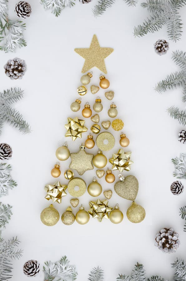 Árvore De Natal Feita De Decorações Do Ano Novo, De Bolas Douradas, De Coração, De Vela, De Sino E De Coisas Do Inverno No Fundo Imagem de Stock - Imagem de cone, Árvore De Natal Feita De Decorações Do Ano Novo, De Bolas Douradas, De Coração, De Vela, De Sino E De Coisas Do Inverno No Fundo Imagem de Stock - Imagem de cone,