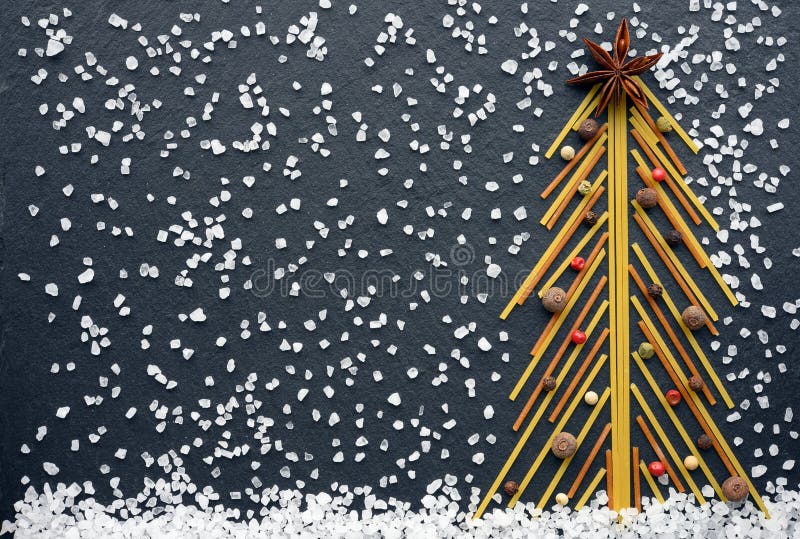 Árvore De Natal Feita De Espaguete Italiano, Sal E Pimenta Colorida Em Fundo De Ardósia Imagem de Stock - Imagem de inverno, conceito: 162617537 Árvore De Natal Feita De Espaguete Italiano, Sal E Pimenta Colorida Em Fundo De Ardósia Imagem de Stock - Imagem de inverno, conceito: 162617537