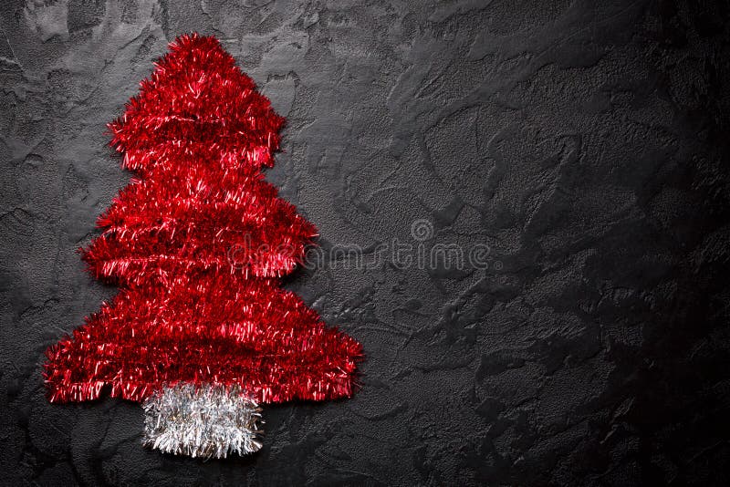 Árvore De Natal Feita a Partir Da Decoração De Granja De Natal De Tinsel  Vermelha Sobre Fundo De Pedra Preta Espaço Livre Para O Foto de Stock -  Imagem de cumprimento, ornamento: