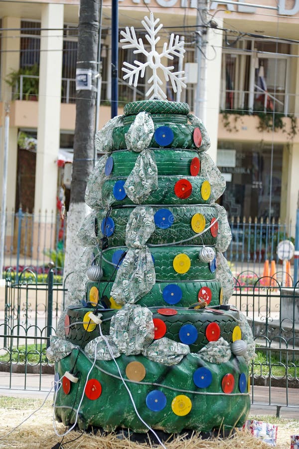 Árvore De Natal Feita a Partir De Pneus Imagem de Stock - Imagem de latina,  natal: 165465945