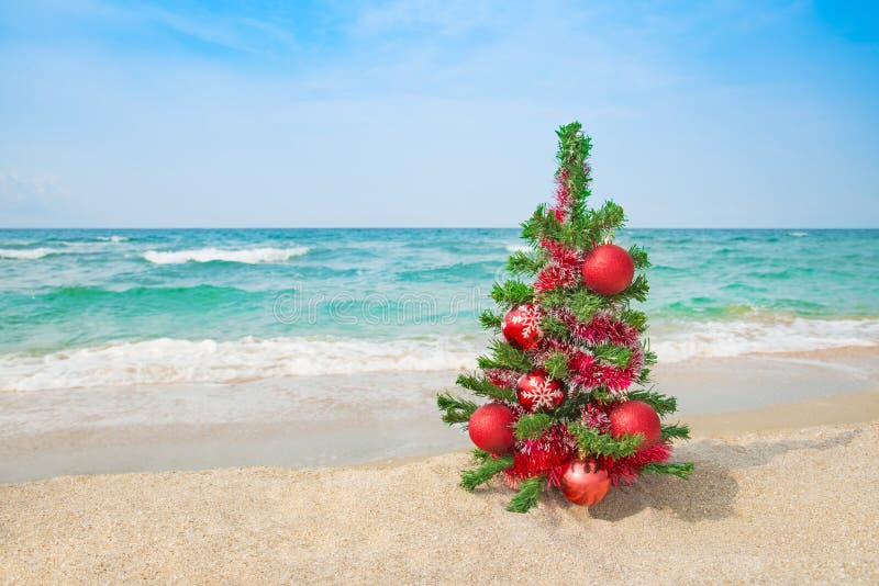Árvore De Natal Na Praia Do Mar Imagem de Stock - Imagem de console,  festividade: 35545553