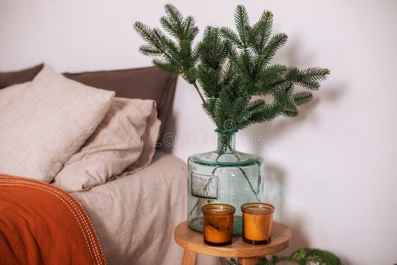 Lindo buquê de galhos verdes com folhas fica em um vaso na mesa de